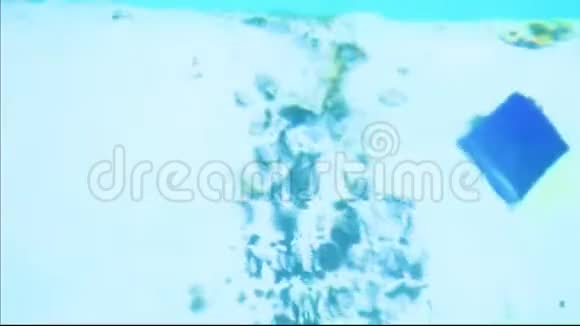 一个男人用手擦去氯化游泳池的厕所上的黑色霉菌视频的预览图