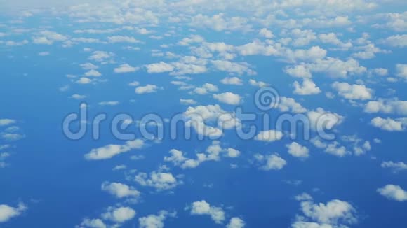从高空飞越云层之上视频的预览图