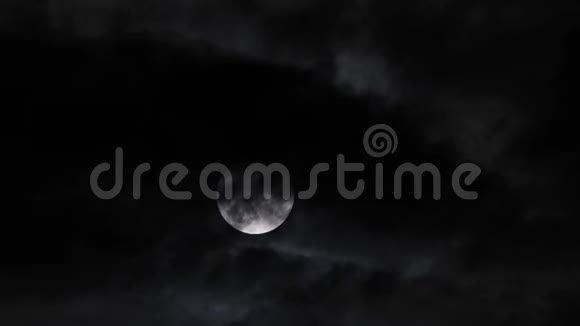 繁星点点的夜晚云后的满月视频的预览图