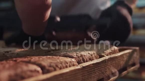 极端近距离观看热气腾腾的现成面包整理面包师面包制造工业视频的预览图