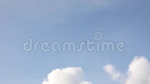 飞行飞机运输围绕着晴朗的蓝天夏季天极端长镜头视频的预览图