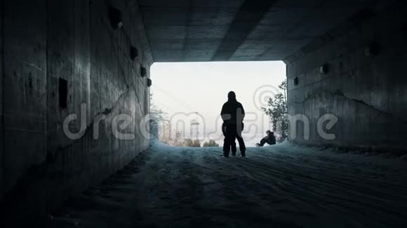 滑雪板人们从隧道滑下山视频的预览图