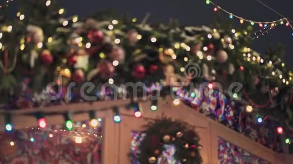 莫斯科俄罗斯12月6日莫斯科圣诞集市上有白色栅栏的白门油漆精美视频的预览图