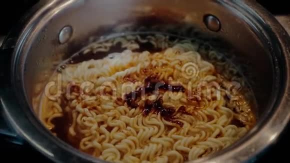 美味的亚洲面条拉面热调味汤自制锅煮视频的预览图