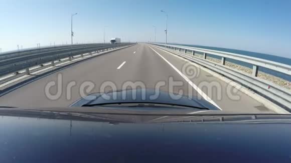 在晴朗的天气里蓝色的汽车在新的克里米亚桥上行驶照相机安装在蓝色汽车的车顶上视频的预览图