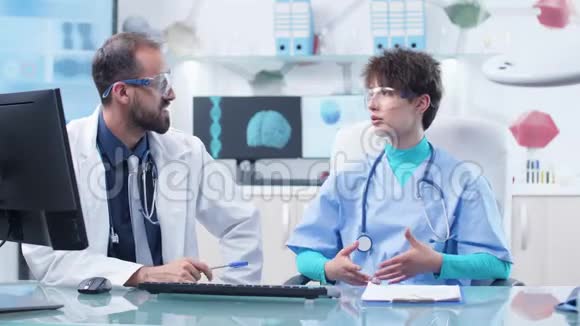 医生和护士戴着增强现实眼镜视频的预览图