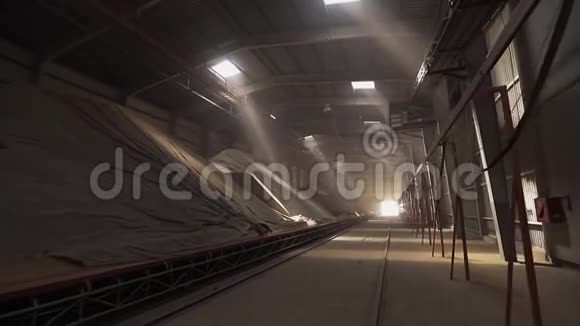 工业工厂的大型储藏室视频的预览图