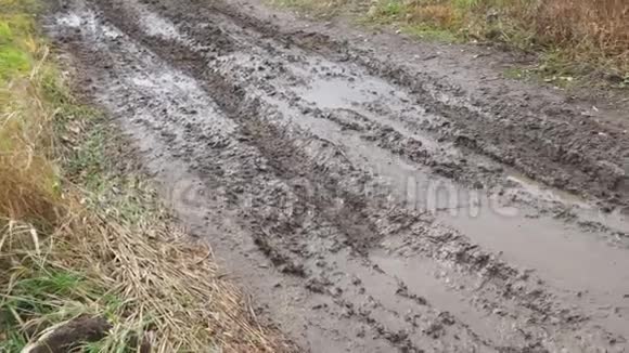 秋季不通的乡村道路滑视频的预览图