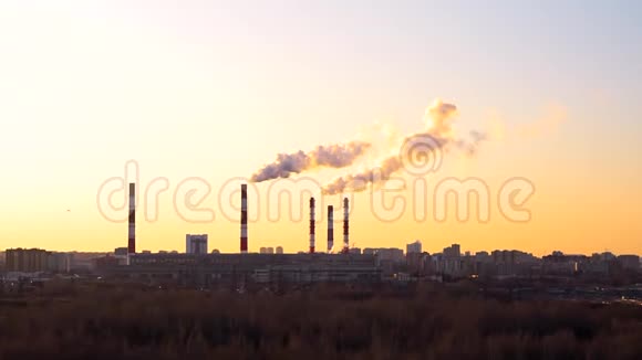 工业景观日落时热电厂的管道日落天空背景上的植物视频的预览图