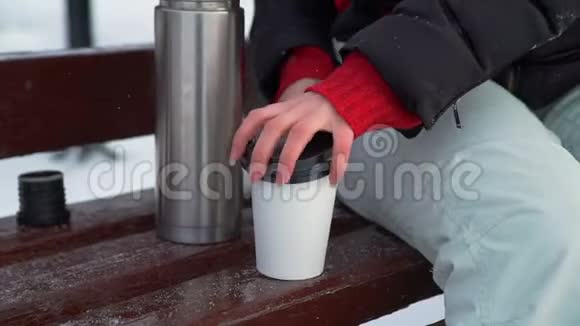 女人把热水瓶里的茶倒进杯子里视频的预览图