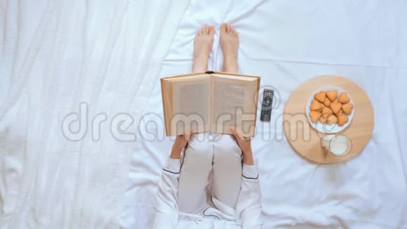 上图为白种人妇女在床上看书视频的预览图