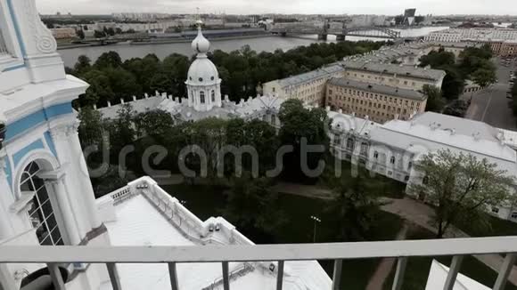 从斯莫尼大教堂的柱廊俯瞰大桥和圣彼得堡市视频的预览图