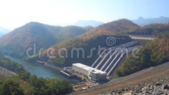 Srinakarin大坝是泰国Kanchanaburi山谷中部的一座大型大坝用于发电视频的预览图