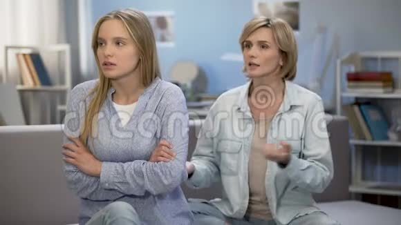 母亲和女儿在家争吵家庭中严重的冲突误解视频的预览图
