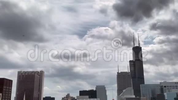 军用飞机飞越芝加哥环路天际线时的空中景色视频的预览图