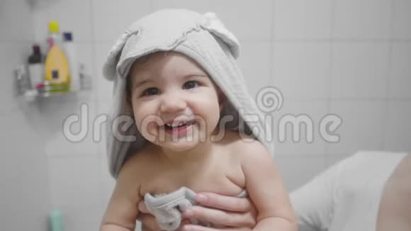 洗澡后漂亮的女婴视频的预览图