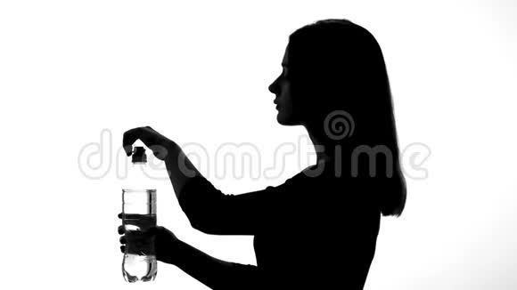 女人从瓶子里喝水健康的生活方式恢复ph值平衡视频的预览图