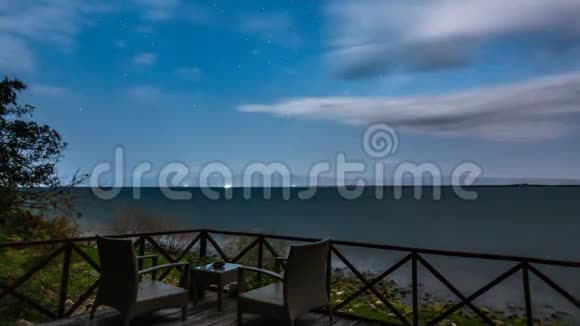 马拉维湖夜间消失天空多云视频的预览图