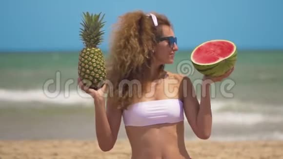 年轻漂亮的女孩在海边和热带水果跳舞玩得很开心理念欢乐健康美食视频的预览图