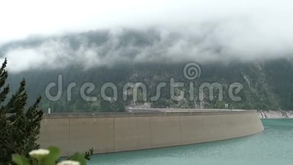 奥地利阿尔卑斯山脉施莱吉斯山谷蒂罗尔的云层时间流逝视频的预览图
