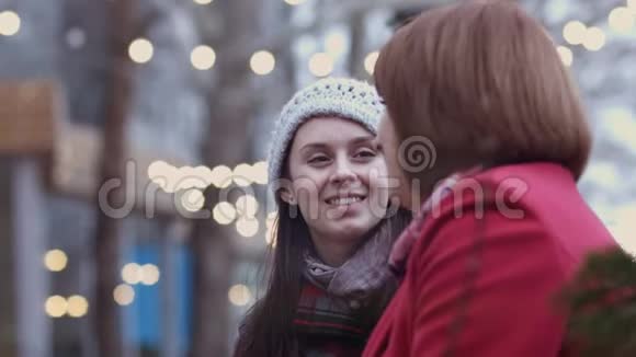 成熟的女人和她的成年女儿坐在城市公园的长凳上讨论温暖的关系妈妈视频的预览图