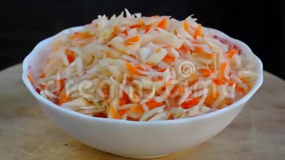 传统的俄罗斯有机沙拉素食者在碗是泡菜视频的预览图