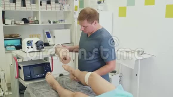 外科医生在手术后对病人腿部进行压缩放养视频的预览图