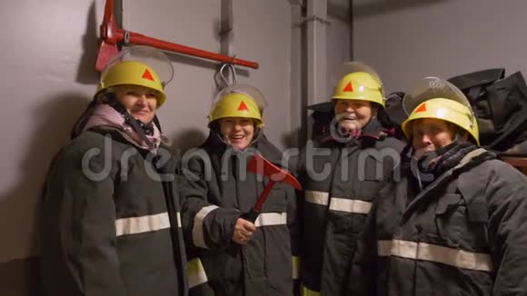 四个微笑的女消防员在消防站视频的预览图