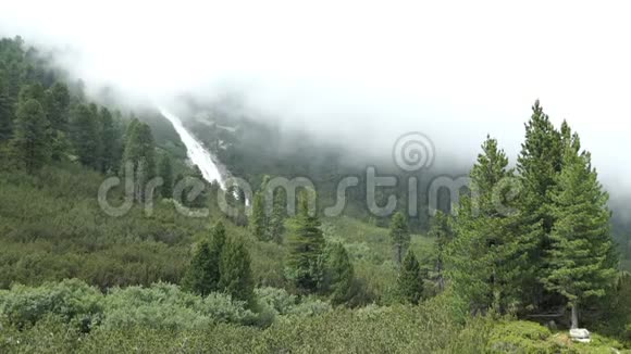 奥地利阿尔卑斯山脉施莱吉斯山谷蒂罗尔的云层时间流逝视频的预览图