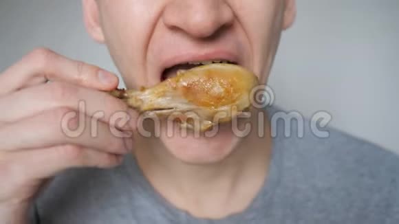 男人吃鸡块有害和美味的快餐视频的预览图
