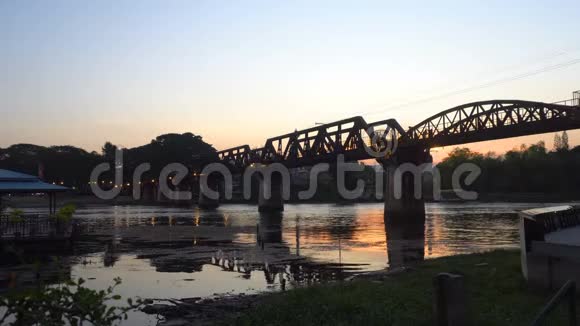 日落时分游客在桥上散步在葵河上的桥是一个重要的里程碑视频的预览图