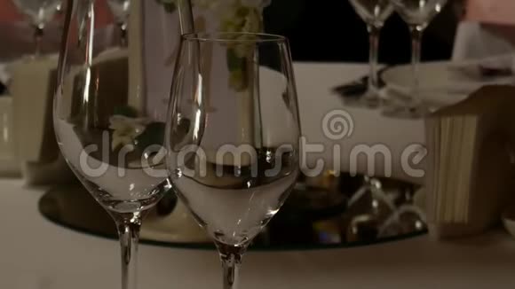 两个空酒杯放在婚礼桌上视频的预览图