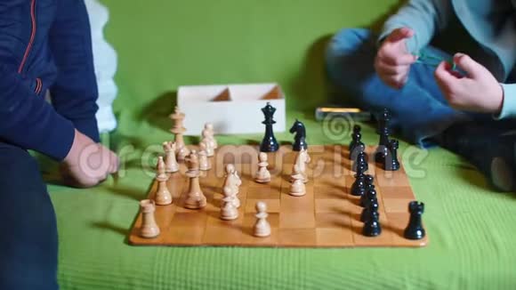 棋子摆在旧棋盘上视频的预览图