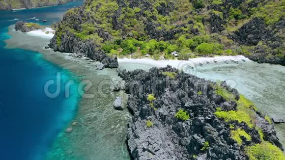 空中无人机悬停镜头隐藏在塔皮图坦岛附近的星际海滩岩石泻湖上ElNido视频的预览图