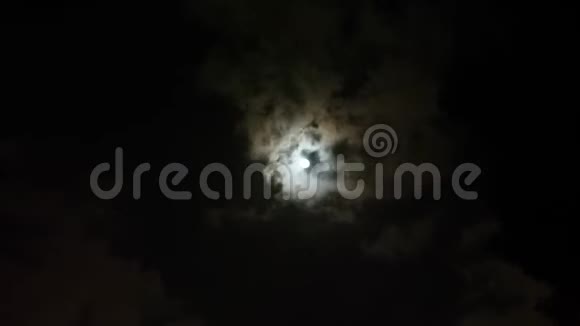 云在夜晚经过月亮视频的预览图