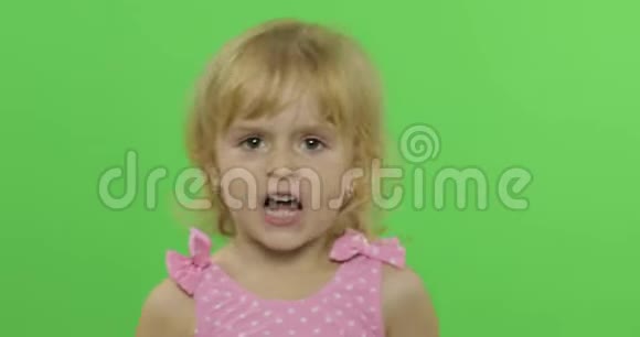 愤怒的女孩情绪化地做脸穿着粉红色的泳衣表现出愤怒色度键视频的预览图