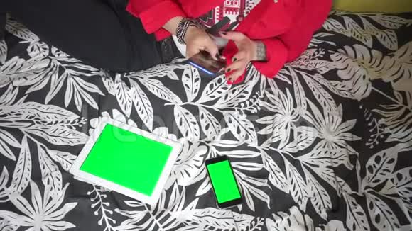 女孩用手机平板电脑智能手机工作视频的预览图