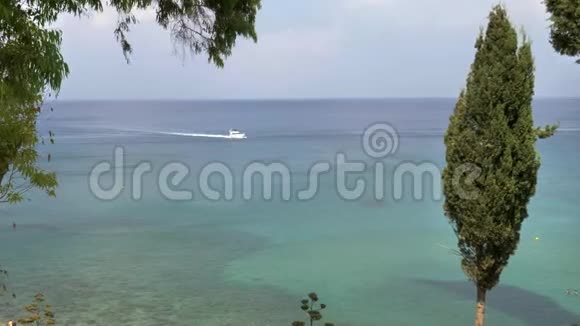一艘白色的小船漂浮在租来的大海里视频的预览图