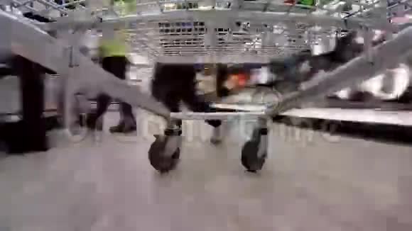 疯狂快速度的超市手推车视频的预览图