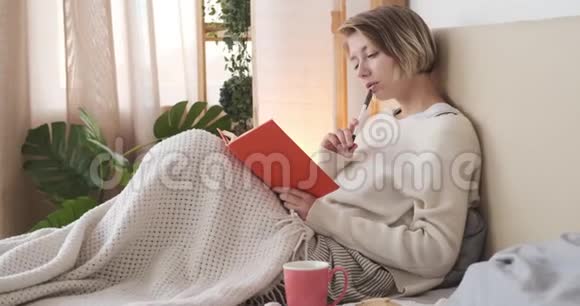 女人在床上看书视频的预览图