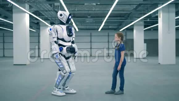 一个机器人和一个女孩手互相抚摸视频的预览图