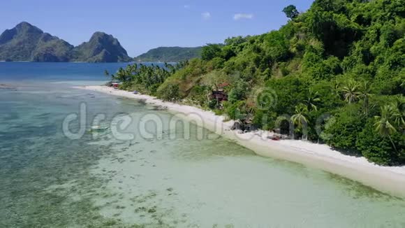 空中无人机圈围绕热带沙滩飞行当地船只在浅水和椰子棕榈树ElNido视频的预览图