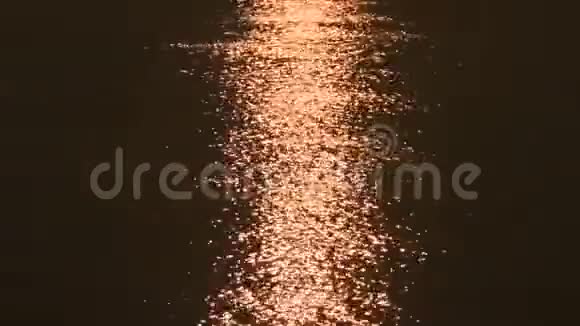 梅克洪河地表水反射光和波克赫光照太阳视频的预览图
