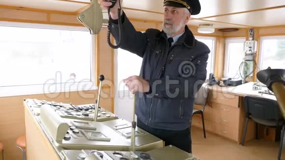 船上的船长正在设置无线电通讯并在发射机上说视频的预览图