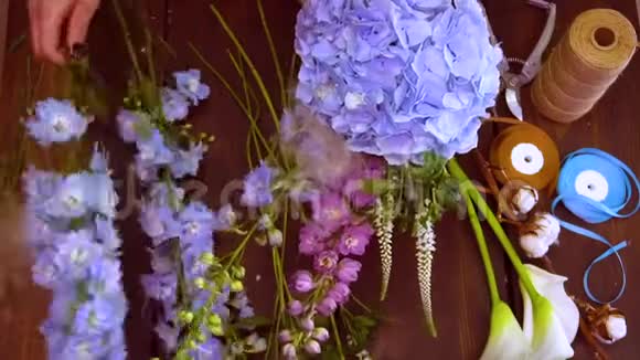 女花匠用鲜花创作美丽的花束构图视频的预览图
