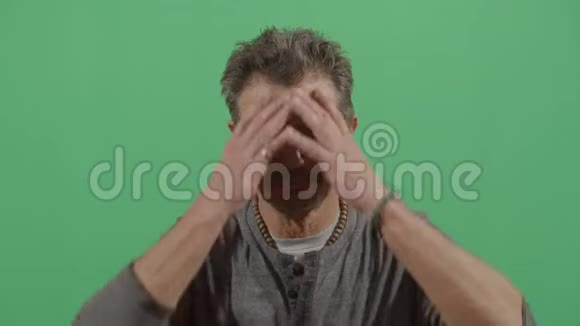 成年男子用手固定头发视频的预览图