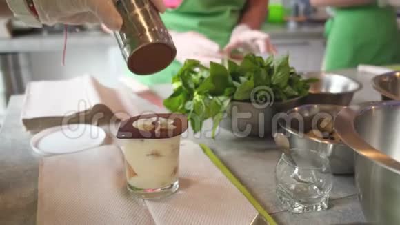 肉桂以超慢动作洒在提拉米苏蛋糕上拍摄于4K视频的预览图