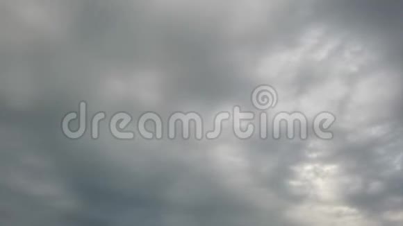 暴风雨般的多云天空过去了灰蒙蒙的云和背光视频的预览图