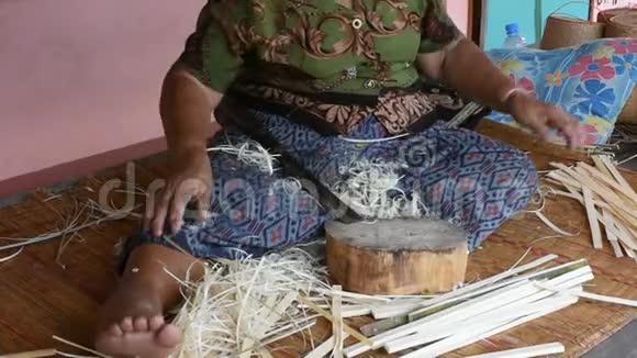 泰国布恩坎泰国的老女人为游客制作和加工竹子视频的预览图