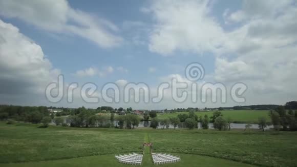 在绿茵场上观看婚礼地点的空中景色在绿茵场上欣赏一个湖视频的预览图